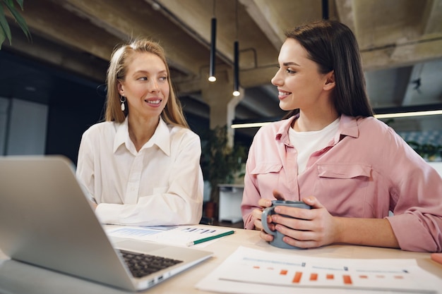 Foto zwei unternehmerinnen arbeiten zusammen im büro