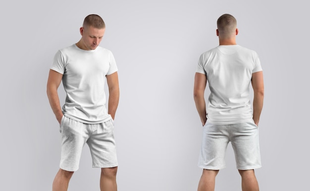 Zwei Vorlagen für Design-Präsentationskleidung. Athletisches männliches Model in einem leeren T-Shirt und gestrickten grauen Shorts auf einem Hintergrund isoliert.