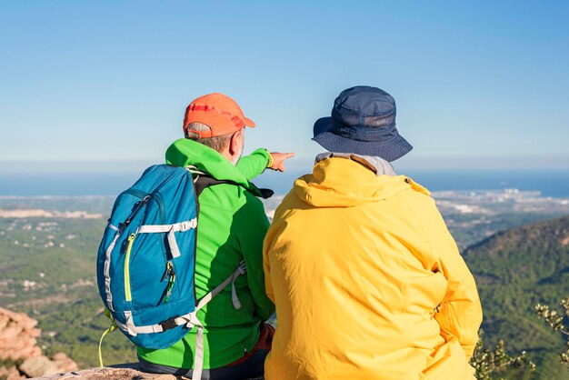 Zwei Wanderer entspannen sich auf einem Berg mit toller Aussicht