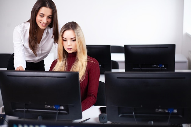 Zwei weibliche Kollegen im Büro arbeiten zusammen