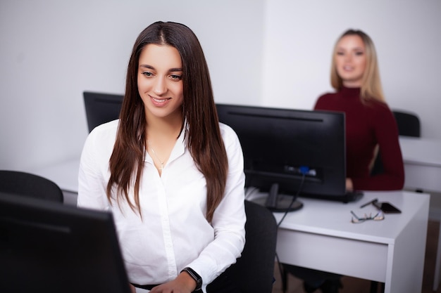 Zwei weibliche Kollegen im Büro zusammenarbeiten