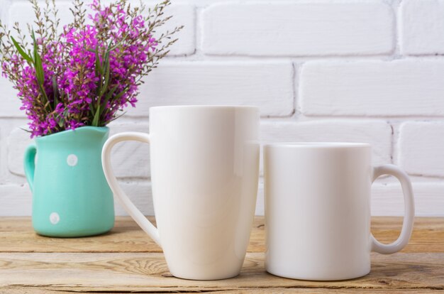 Zwei weiße Kaffee- und Cappuccino-Becher mit kastanienbraunen lila Blüten im Minzkrug