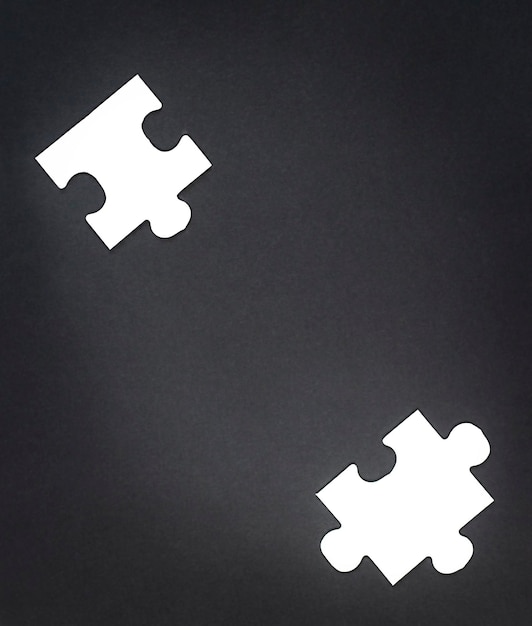 Zwei weiße Rätsel auf schwarzem Hintergrund