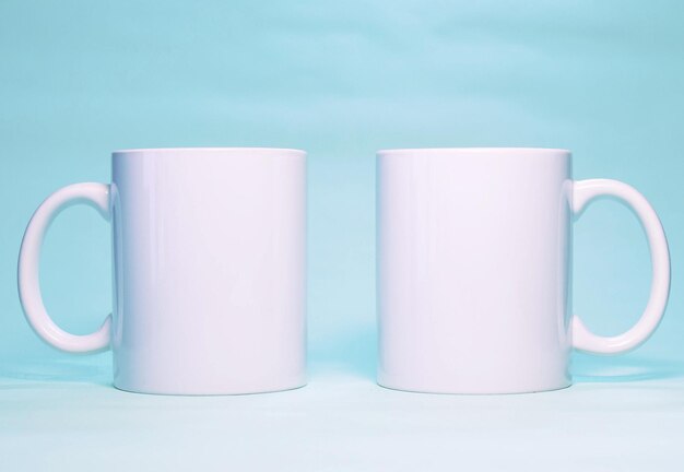 Zwei weiße Tassen mit dem Wort Kaffee darauf