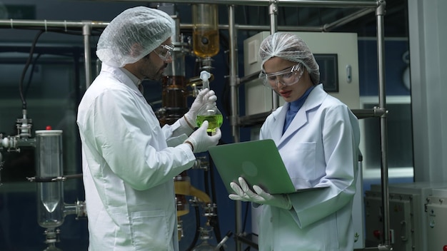 Zwei Wissenschaftler in professioneller Uniform, die im Labor arbeiten