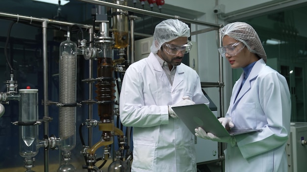 Zwei Wissenschaftler in professioneller Uniform, die im Labor arbeiten