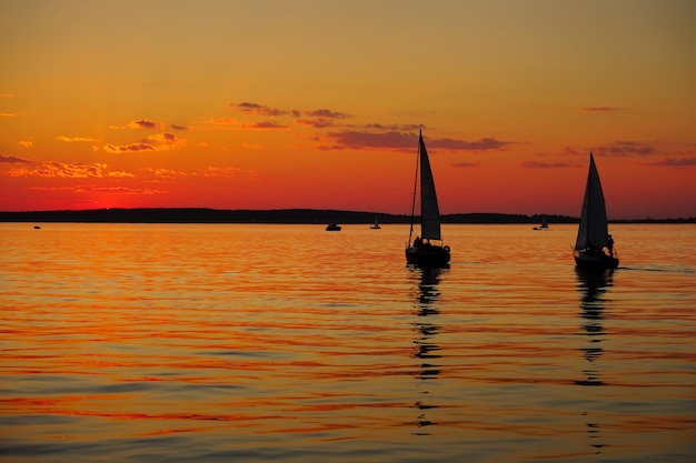 Zwei Yachten bei Sonnenuntergang Decksport Reisen auf dem Wasser