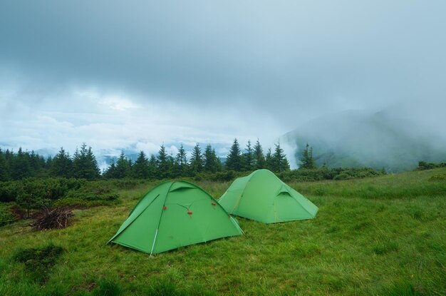 Zwei Zelte in den Hügeln