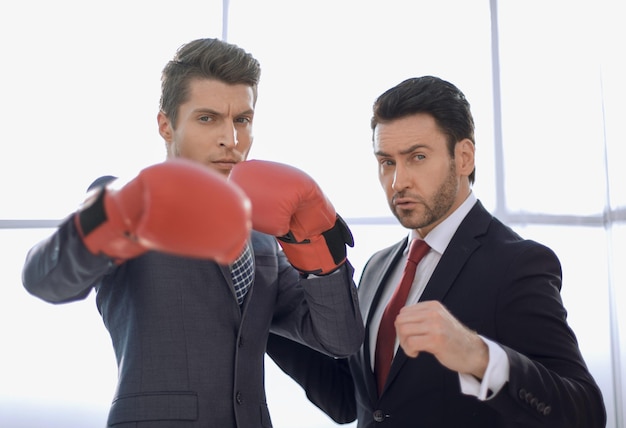 Zwei zielstrebige Geschäftsleute sind im Bürodas Konzept des Geschäftswettbewerbs
