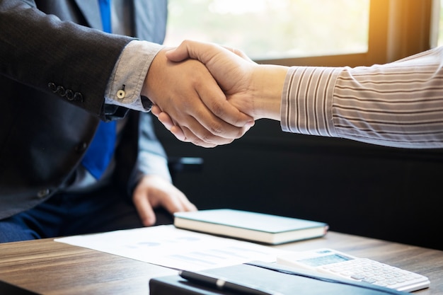 Zwei zuversichtlich Geschäftsmann Händeschütteln während eines Treffens im Büro, Erfolg, Handel, Gruß und Partner-Konzept