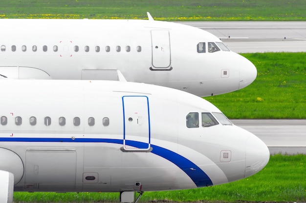 Foto zwei zwillingsflugzeuge auf der landebahn am flughafen