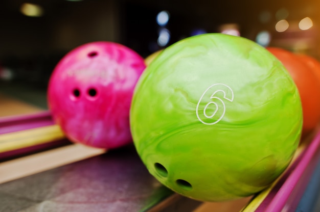 Zweifarbige Bowlingkugeln der Nummern 6 und 7. Kinderball zum Bowling