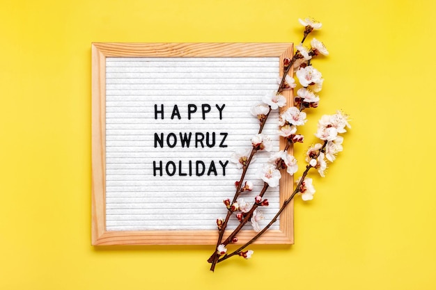 Zweige des Aprikosenbaums mit Blumen und Text Happy Nowruz Holiday Concept of Spring kam