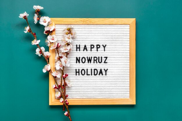 Zweige des Aprikosenbaums mit Blumen und Text Happy Nowruz Holiday