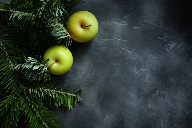 Zweige eines Weihnachtsbaumes und Äpfel