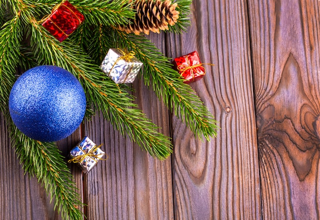 Zweige eines Weihnachtsbaumes verziert mit blauer Kugel