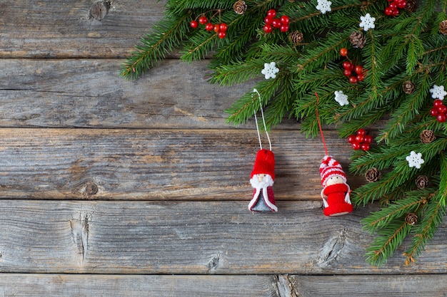 Zweige von Fichte, Zapfen, roten Beeren und Weihnachtsmann