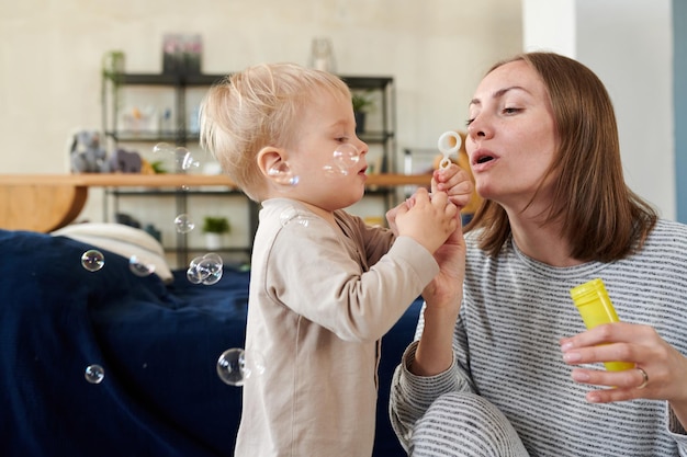 Zweiköpfige Familie, die mit Seifenblasen spielt