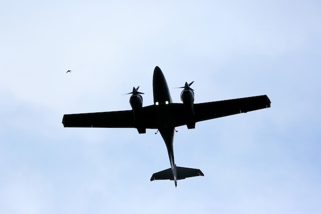 Zweimotoriges Leichtflugzeug, das in den Himmel fliegt