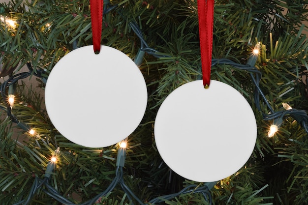 Zweiseitiges rundes Weihnachtsschmuck-Mockup