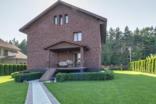 Zweistöckiges Landhaus aus Beton oder Backstein