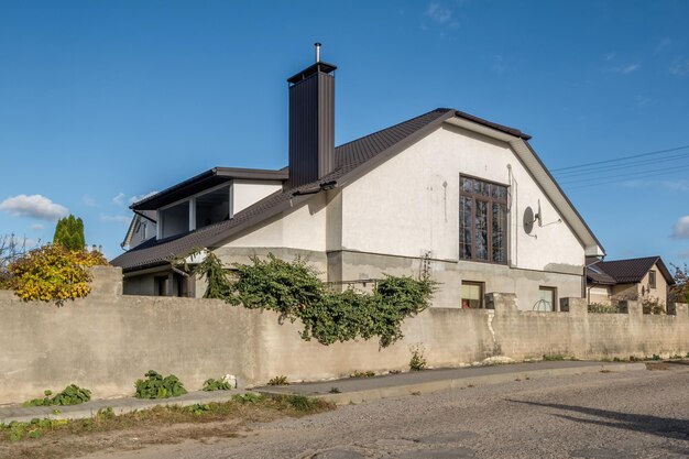 Zweistöckiges Landhaus aus Beton oder Backstein