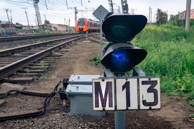 Zwergbahnsignal an der Weiche leuchtet blau und verhindert Rangierbewegungen