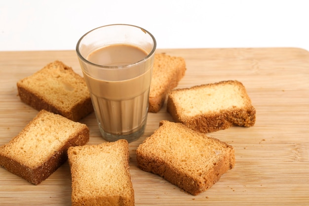 Zwieback mit einer Tasse Tee mit Holzoberfläche