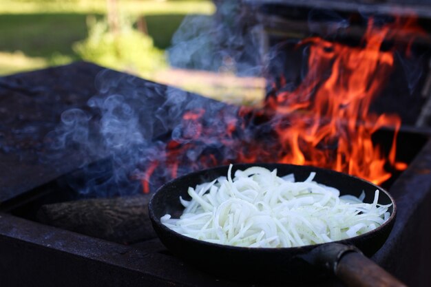 Zwiebel braten auf Feuer im Freien