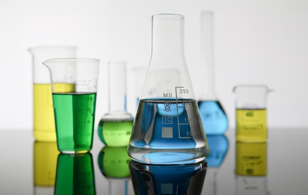 Foto zwiebel der chemischen industrie mit blau-magenta