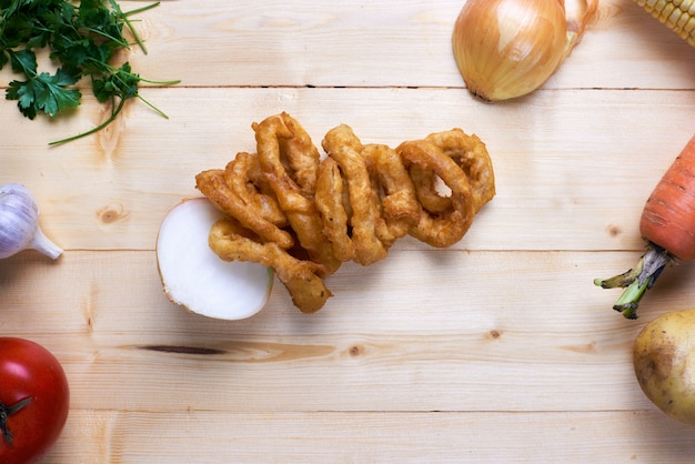 Zwiebel in Zwiebelringe schneiden