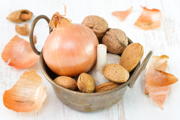 Zwiebel mit Knoblauch, Mandel und Walnuss