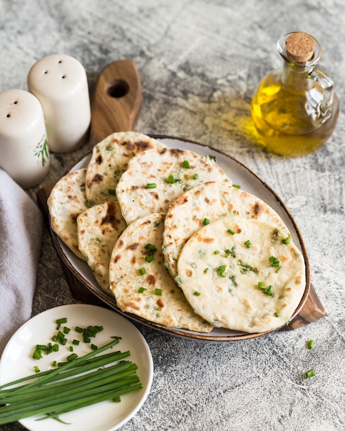 Zwiebel naan indisches Fladenbrot auf einem Teller