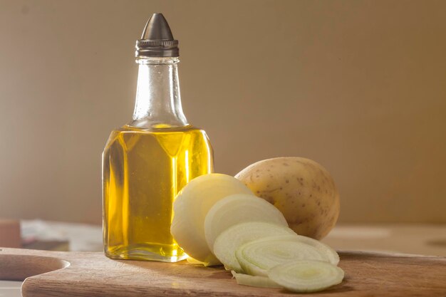 Zwiebel, Olivenöl und Kartoffeln bis zum Boden schneiden