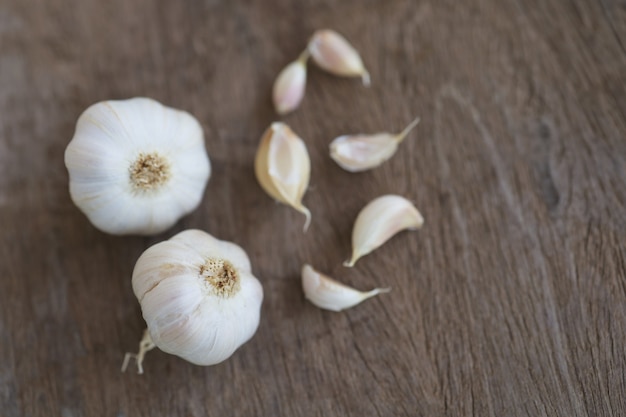 Zwiebel und Knoblauch zum Kochen auf altem hölzernem Hintergrund