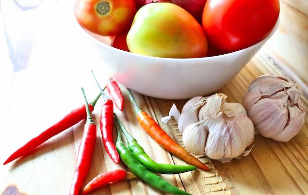 Zwiebeln und Tomaten Paprika Chilischoten gesunde runde Köpfe Gemüse für Salat