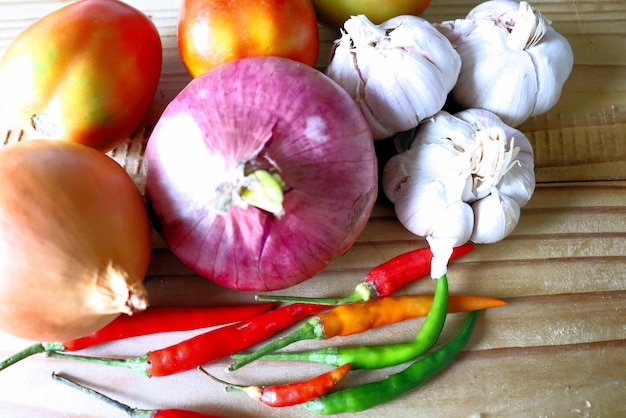 Zwiebeln und Tomaten Paprika Chilischoten gesunde runde Köpfe Gemüse für Salat