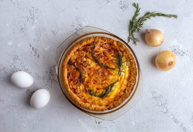 Foto zwiebelquiche mit käsekruste