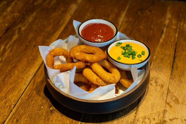 Zwiebelring mit Ketchup und Sauce auf Teller