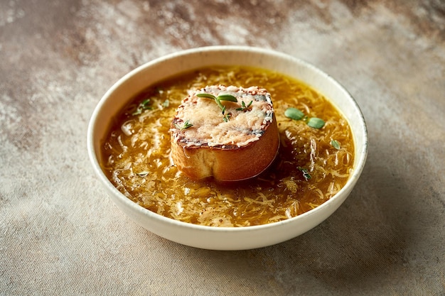 Zwiebelsuppe mit Croutons in einer Schüssel Ein selektiver Trick Nahaufnahme der französischen Küche