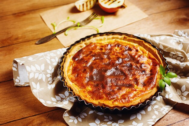 Zwiebeltorte oder -torte gedient mit gegrillter Zwiebel