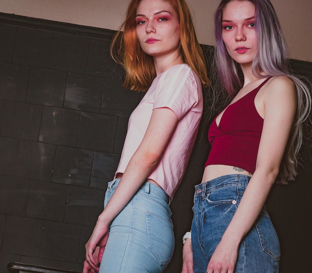 Zwillingsschwestern in Jeans