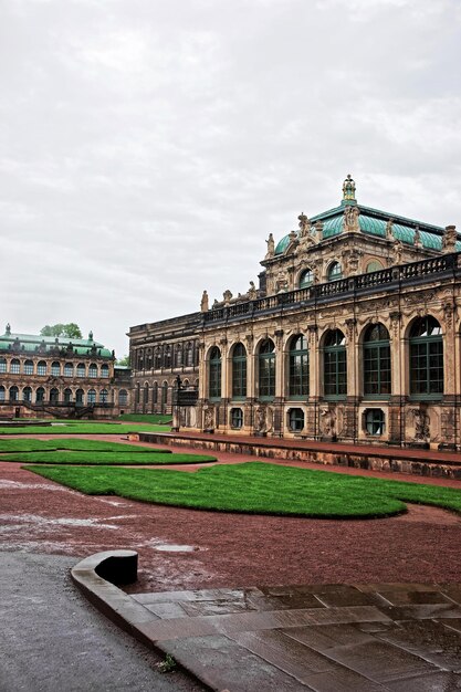 Zwinger-Palast in Dresden, Deutschland. Es ist ein Palast in Dresden im Rokoko-Stil. Heute ist es ein Museum und eine Gemäldegalerie.