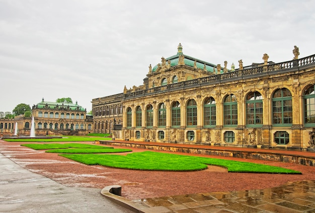 Zwinger-Palast in Dresden in Deutschland. Es ist ein Palast in Dresden im Rokoko-Stil. Heute ist es ein Museum und eine Gemäldegalerie.