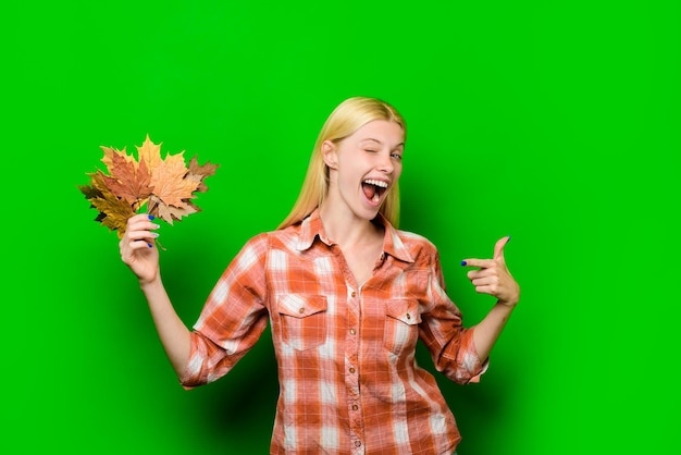 Zwinkernde blonde Frau mit Blattgold herbstliche Stimmung Herbstzeit Herbstverkauf herbstlicher Modetrend Herbst