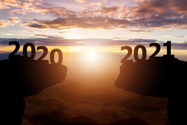 Zwischen 2020 und 2021 Jahren mit Silhouette Sonnenuntergang Hintergrund
