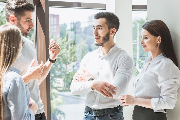 Zwischen den Vorlesungen diskutieren junge Studierende das Thema einer Vorlesung.