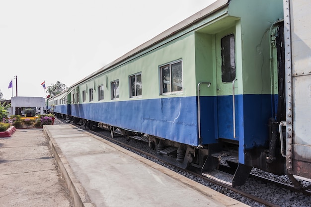 Zwischen Drehgestell einer öffentlichen thailändischen Bahn