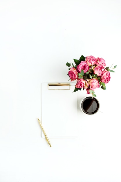 Zwischenablage mit Rosenblumenstrauß, Kaffee und Stift