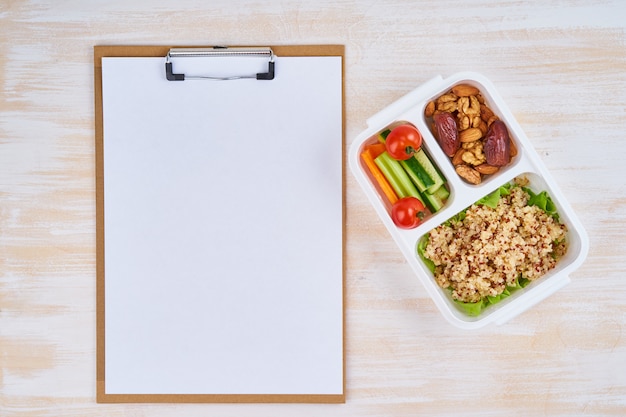 Zwischenablage, vegane brotdose, flasche. gesundes vegetarisches menü, gewichtsverlust, gesunder lebensstil